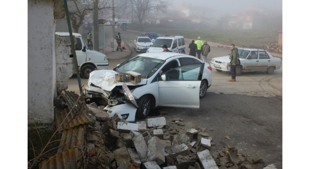 Malkara'da otomobili sollarken eve daldı