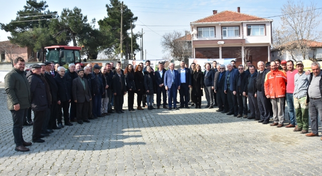 Tekirdağ Büyükşehir Belediyesi Ahievren Mahallesinde Gübre Dağıtımı ve Atımı Gerçekleştirdi