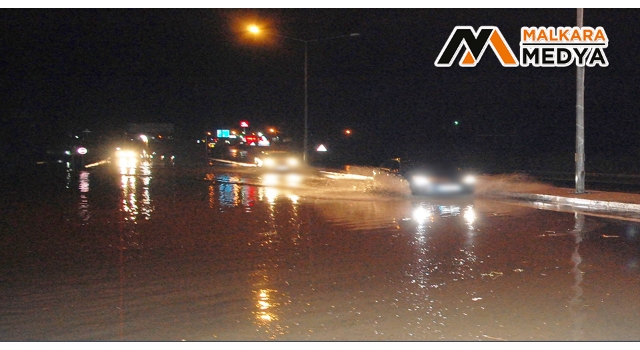 Malkara'da yollar göle döndü, otomobil suya gömüldü