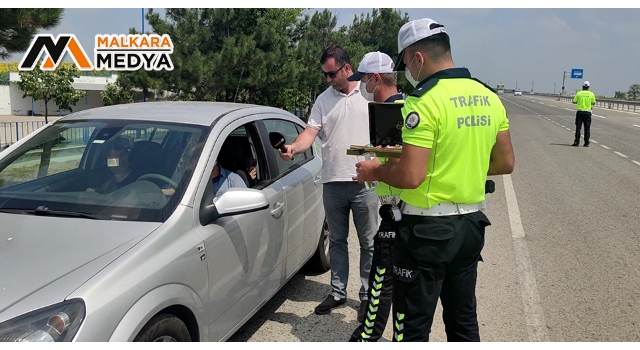 Malkara Polisi, Sürücülerle ve Yolcularla Bayramlaşıp Şeker İkram Etti