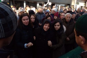 Gözyaşlarına boğuldu: “Güzel kızanım benim, hadi kalk kızanım”