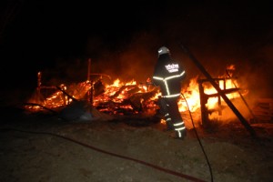 Malkara'da çöp yakayım derken bağ evini yaktı