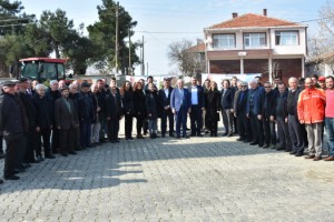 Tekirdağ Büyükşehir Belediyesi Ahievren Mahallesinde Gübre Dağıtımı ve Atımı Gerçekleştirdi