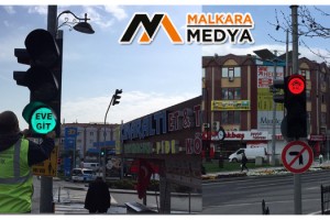 Tekirdağ Büyükşehir Belediyesi, Trafik Işıkları ile Vatandaşlara “EVDE KAL” Mesajı Veriyor