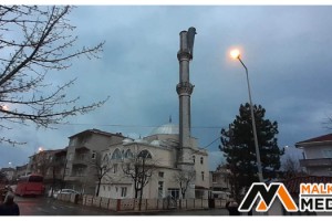 Tekirdağ’da şiddetli fırtına cami minaresini yıktı