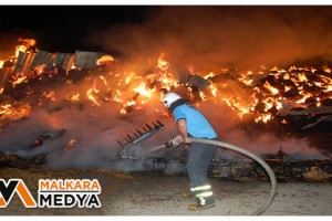 Malkara'da 8 bin balya saman alev alev yandı