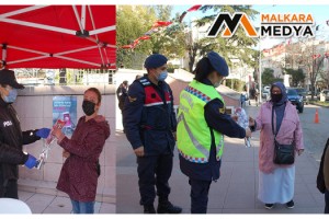 Malkara'da Jandarma ve Polis ekipleri kadınlara karanfil dağıttı