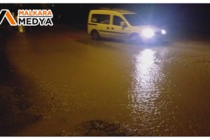 Meteoroloji turuncu kodla uyarmıştı, bir anda bastıran sağanak yolları göle çevirdi