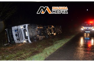 Malkara'da cam yüklü tır şarampole devrildi: 1 yaralı