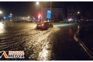 Malkara'da İstanbul -Çanakkale yolu şiddetli sağanak nedeniyle göle döndü, mahsur kalan otomobili polisler iterek kurtardı