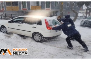 Malkara’da kardan dolayı yolda kalan araçları zabıta iterek kurtardı